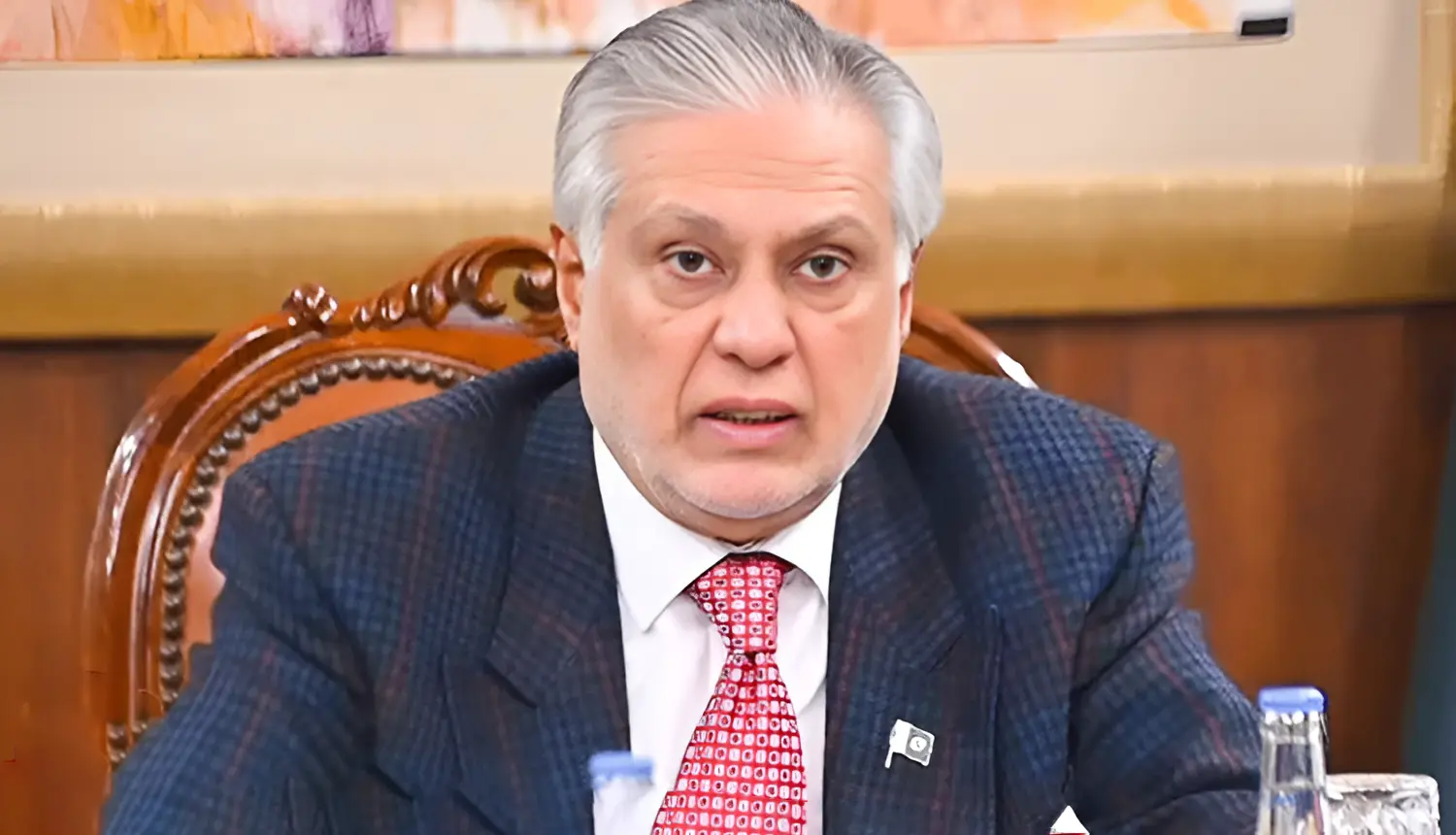 ڌريون جنگبندي برقرار رکن، پاڪستان سفارتي ڪوششون جاري رکندو: اسحاق ڊار